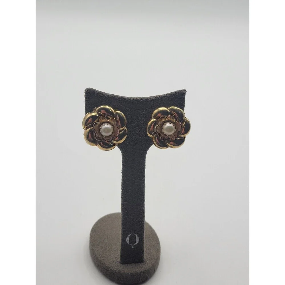 Vintage Gold tone Flower With Faux Pearl Clip on earrings